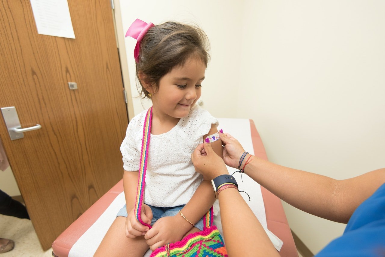 Vaccinarea ant HPV: o măsură esențială în combaterea cancerului de col uterin în România Cancerul de col uterin rămâne una dintre cele mai frecvente forme de cancer la nivel global și, deși prevenția primară poate face diferența, în țara noastră încă se păstrează un dezechilibru între metodele de prevenție