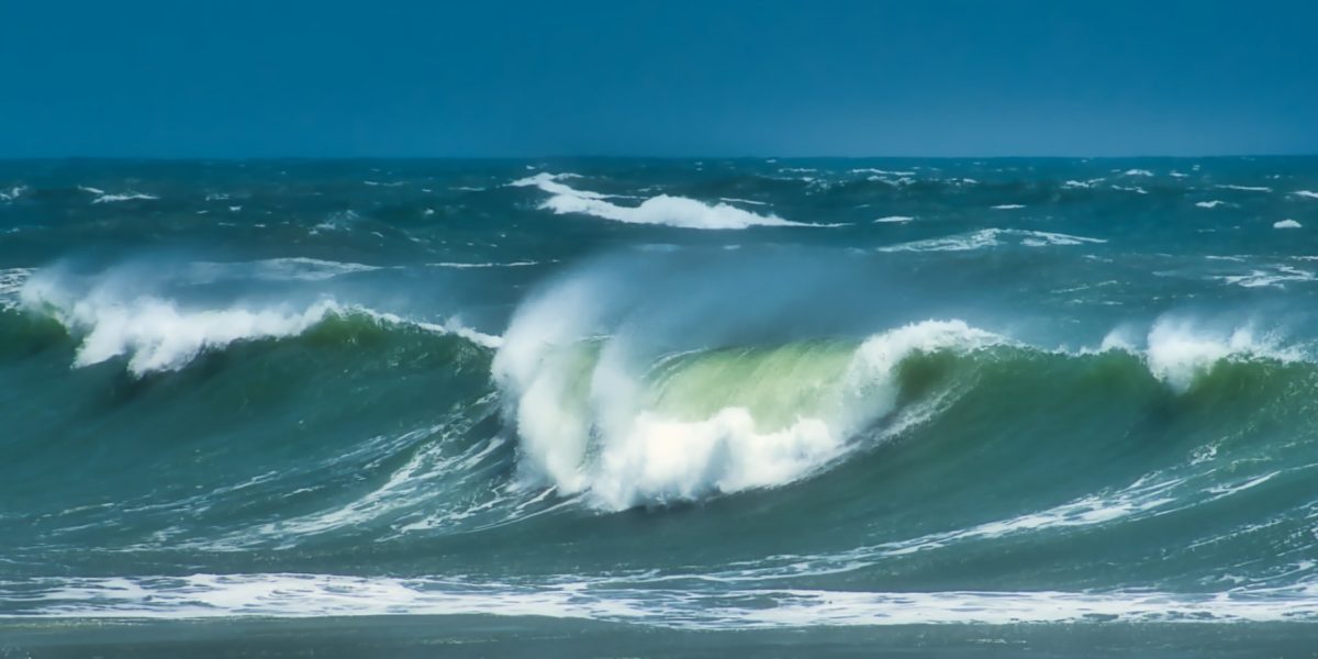 valuri-furtuna-uragan-ciclon-ocean.jpg - JurnalUrban