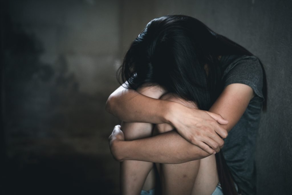 Curtea de Apel Iași a hotărât definitiv reintegrarea dreptului de liberare a unui bărbat care fusese condamnat inițial pentru lovirea fiicei sale minore, decizie care s-a tranformat în plata unei amenzi penale, în locul închisorii cu suspendare
