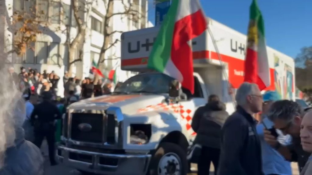 Coliziune violentă în cadrul protestelor pentru Iran la Westwood Un camion U-Haul a lovit duminică un grup de protestatari la Westwood, în timp ce aceștia participau la o demonstrație în sprijinul poporului iranian
