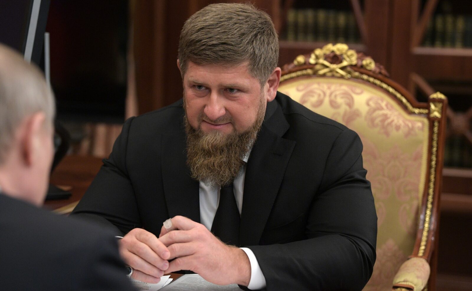 Liderul Ceceniei, Ramzan Kadîrov, ar suferi de insuficiență renală, fiind supus dializei, conform informațiilor transmise de surse din cadrul Serviciului de Informații Militare al Ucrainei (GUR)