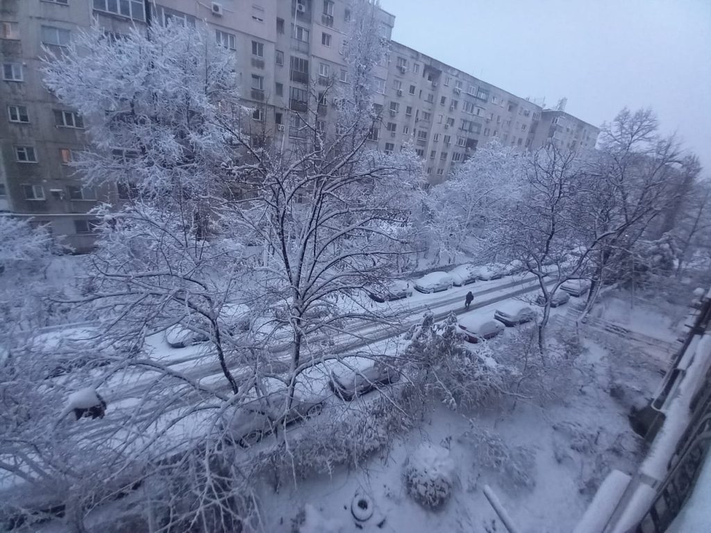 Bucureștiul se pregătește pentru un val de ger și ninsori consistente în următoarele zile, într-un context meteorologic dificil, ce anunță temperaturi extrem de scăzute și precipitații abundente