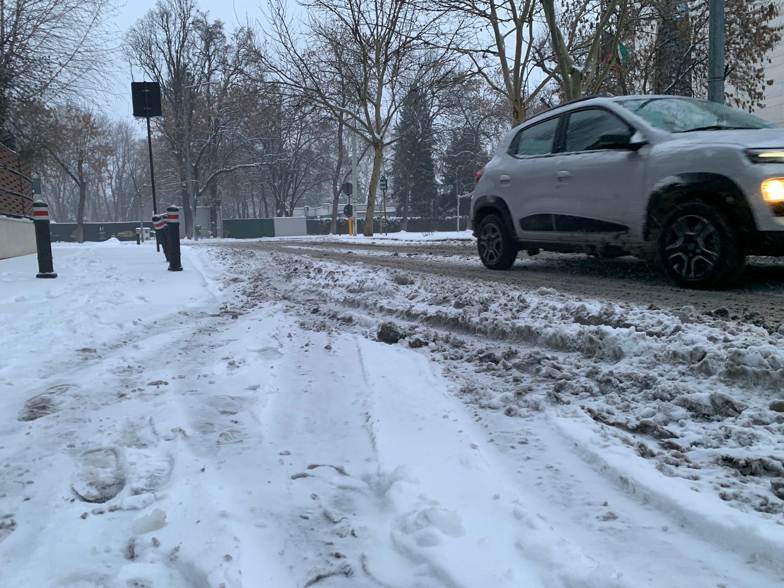 Capitala luptă cu valul de zăpadă: peste 1.100 de muncitori și 312 utilaje pentru deblocarea străzilor Primăria Municipiului București a anunțat duminică că o acțiune masivă de deszăpezire este în desfășurare, după ninsorile abundente care au cuprins orașul în ultimele ore