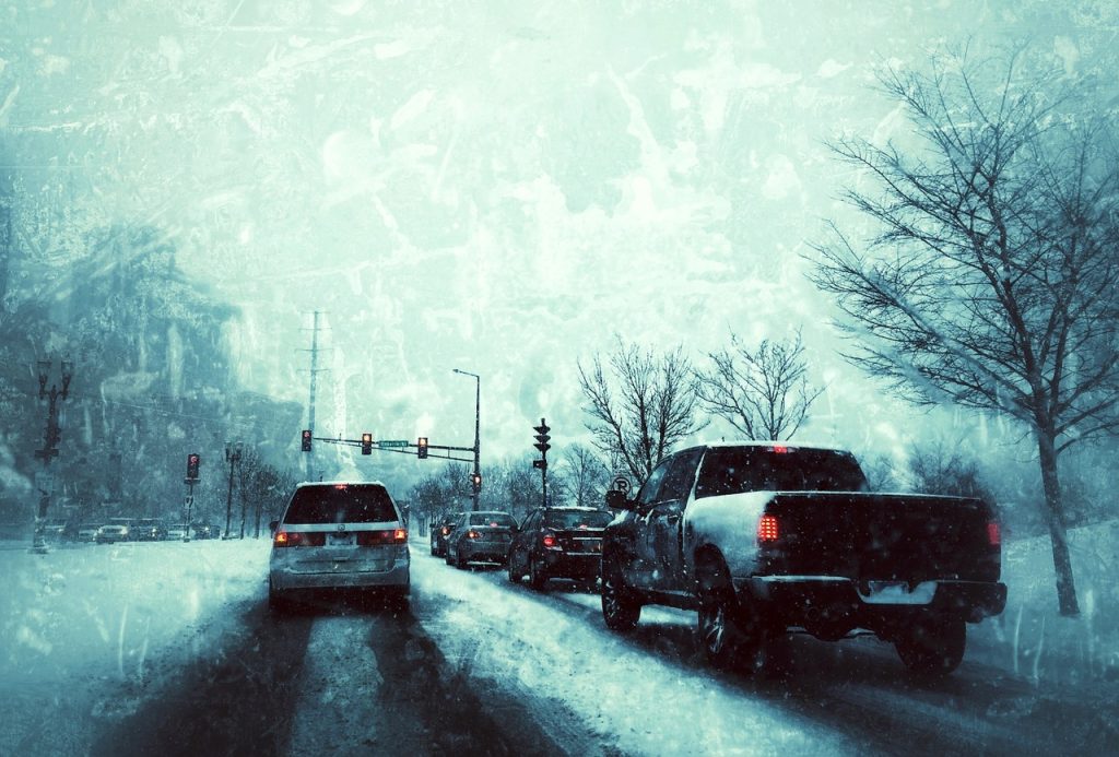 Administrația Națională de Meteorologie a emis, vineri dimineață, o serie de avertizări importante pentru traficul rutier și siguranța cetățenilor, avertizări care vizează mai multe regiuni ale țării, inclusiv Capitala