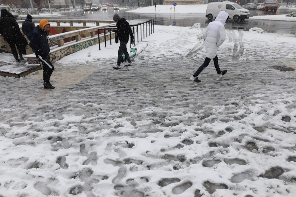 Ninsoare abundantă anunțată pentru București până duminică dimineață, cu strat de zăpadă de până la 5 centimetri Vremea capricioasă își face simțită prezența în Capitală, iar meteorologii avertizează că ninsoarea va continua să cadă în următoarele zile, aducând un strat de zăpadă de circa 5 centimetri