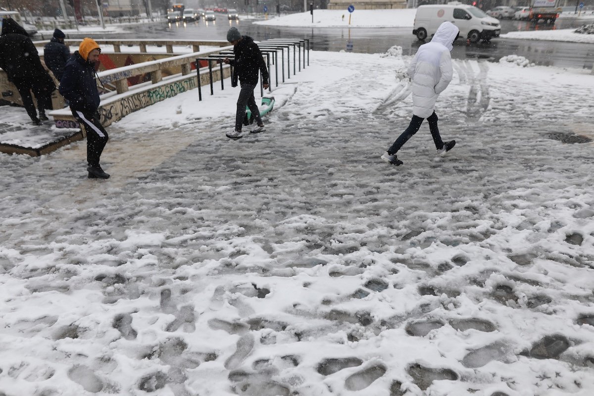 Ninsoare abundantă anunțată pentru București până duminică dimineață, cu strat de zăpadă de până la 5 centimetri Vremea capricioasă își face simțită prezența în Capitală, iar meteorologii avertizează că ninsoarea va continua să cadă în următoarele zile, aducând un strat de zăpadă de circa 5 centimetri
