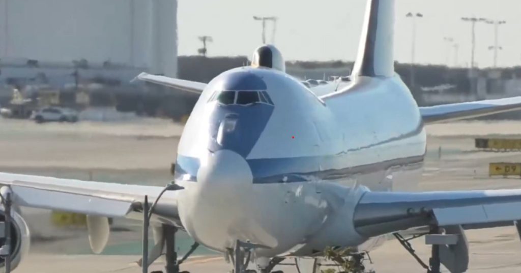 „Avionul apocalipsei”, E-4B Nightwatch, a aterizat pentru prima oară pe un aeroport civil, atrăgând atenția analiștilor
