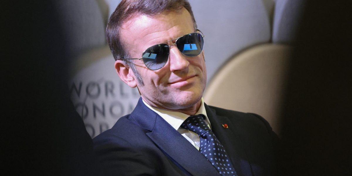 „Ochiul tigrului”. Povestea din spatele ochelarilor de soare ai lui Emmanuel Macron de la Davos