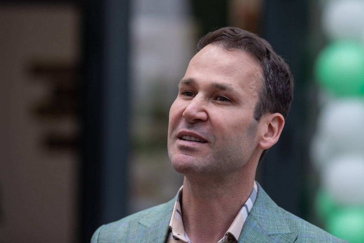 Primarul Negoiță, acuzat de asfaltarea ilegală a 11 străzi în Sectorul 3, risc explozie din cauza fisurilor la conductele de gaze