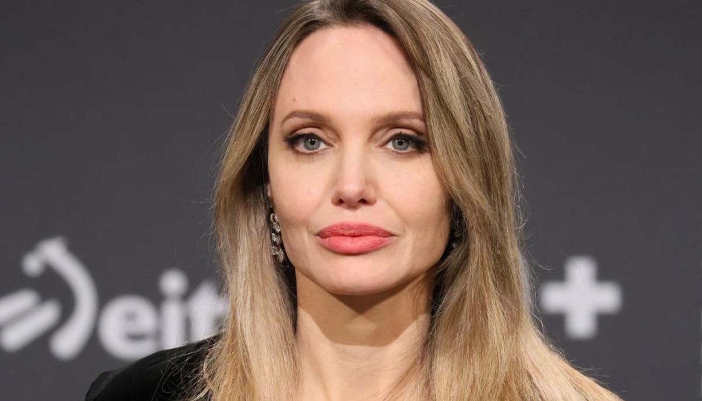 Angelina Jolie, îngrijorări legate de sănătate în mijlocul conflictului cu Brad Pitt Angelina Jolie se confruntă cu o presiune intensă, pe fondul unui război juridic prelungit cu fostul soț, Brad Pitt, care îi afectează sănătatea