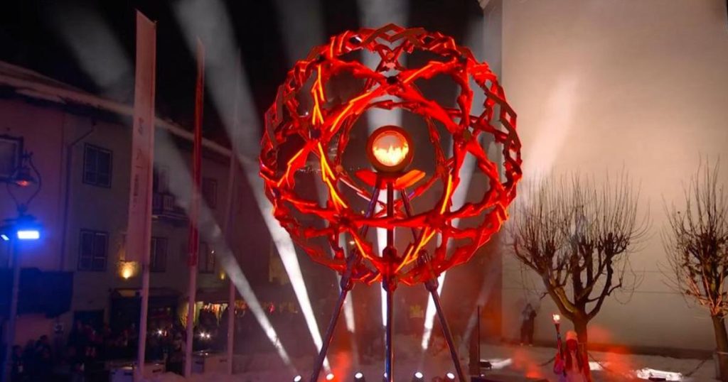 Focul olimpic a unit Milano și Cortina: premieră istorică în Italia Pentru prima dată în istoria Jocurilor Olimpice de Iarnă, flacăra olimpică a fost împărtășită simultan în două orașe, Milano și Cortina d’Ampezzo