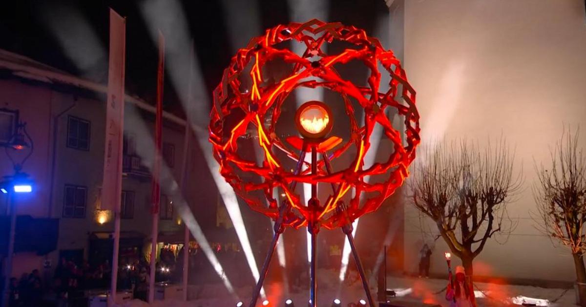 Focul olimpic a unit Milano și Cortina: premieră istorică în Italia Pentru prima dată în istoria Jocurilor Olimpice de Iarnă, flacăra olimpică a fost împărtășită simultan în două orașe, Milano și Cortina d’Ampezzo