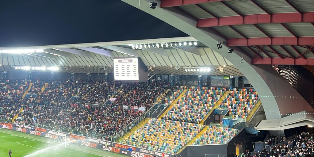 Atmosferă atipică la Udine: Roma se confruntă cu restricții severe Bandierele nu mai flutură, striscionele lipsesc, iar Curva Sud s-a retras la Roma: acesta a fost peisajul neobișnuit de la Bluenergy Stadium, unde AS Roma a întâmpinat o seară mai degrabă solitară în fața a doar 1.500 de suporteri