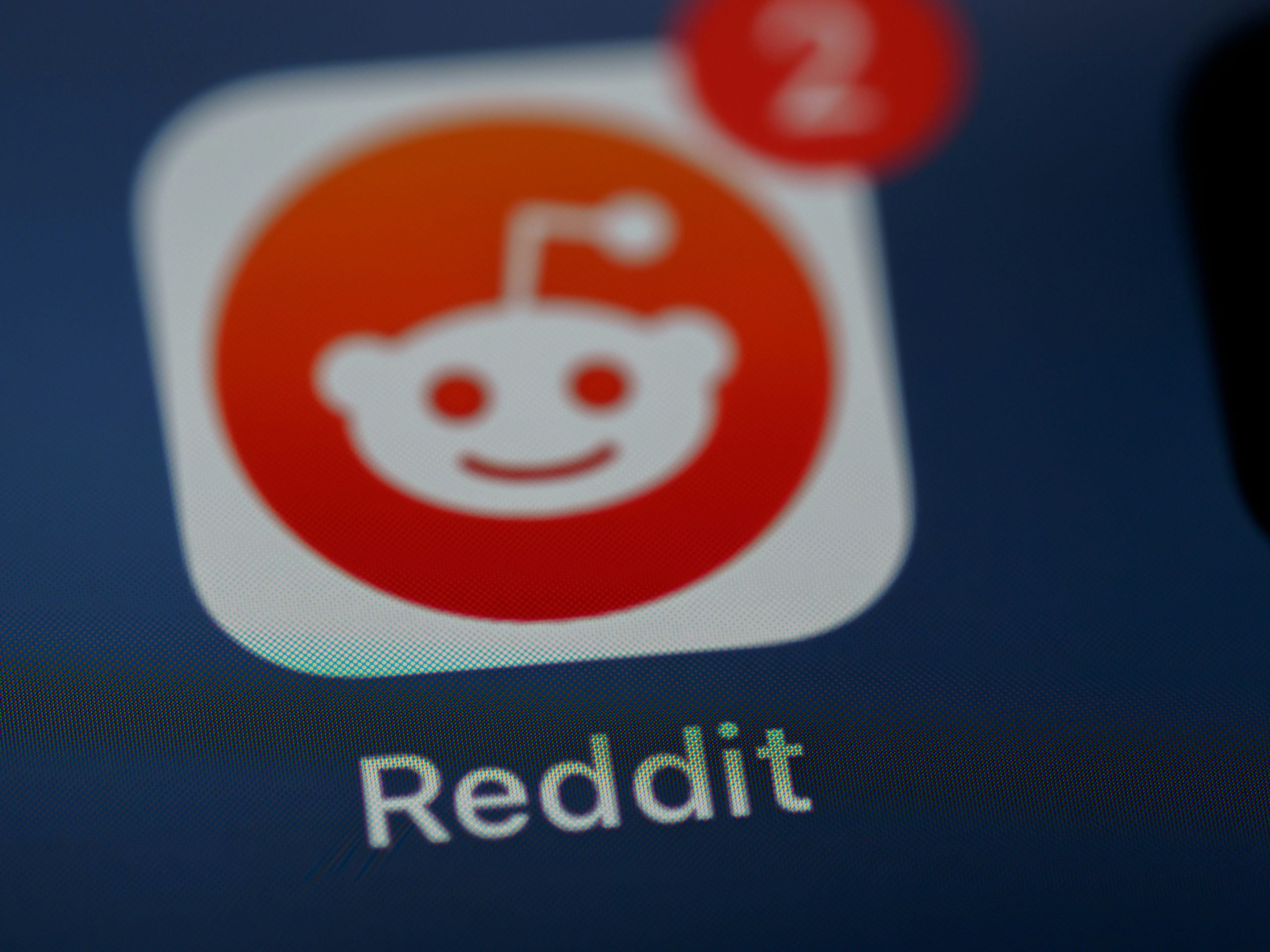 Reddit, una dintre cele mai populare platforme de discuții din lume, a fost amendată cu peste 14 milioane de lire sterline de către autoritățile din Regatul Unit, pentru modul în care a gestionat informațiile personale ale minorilor