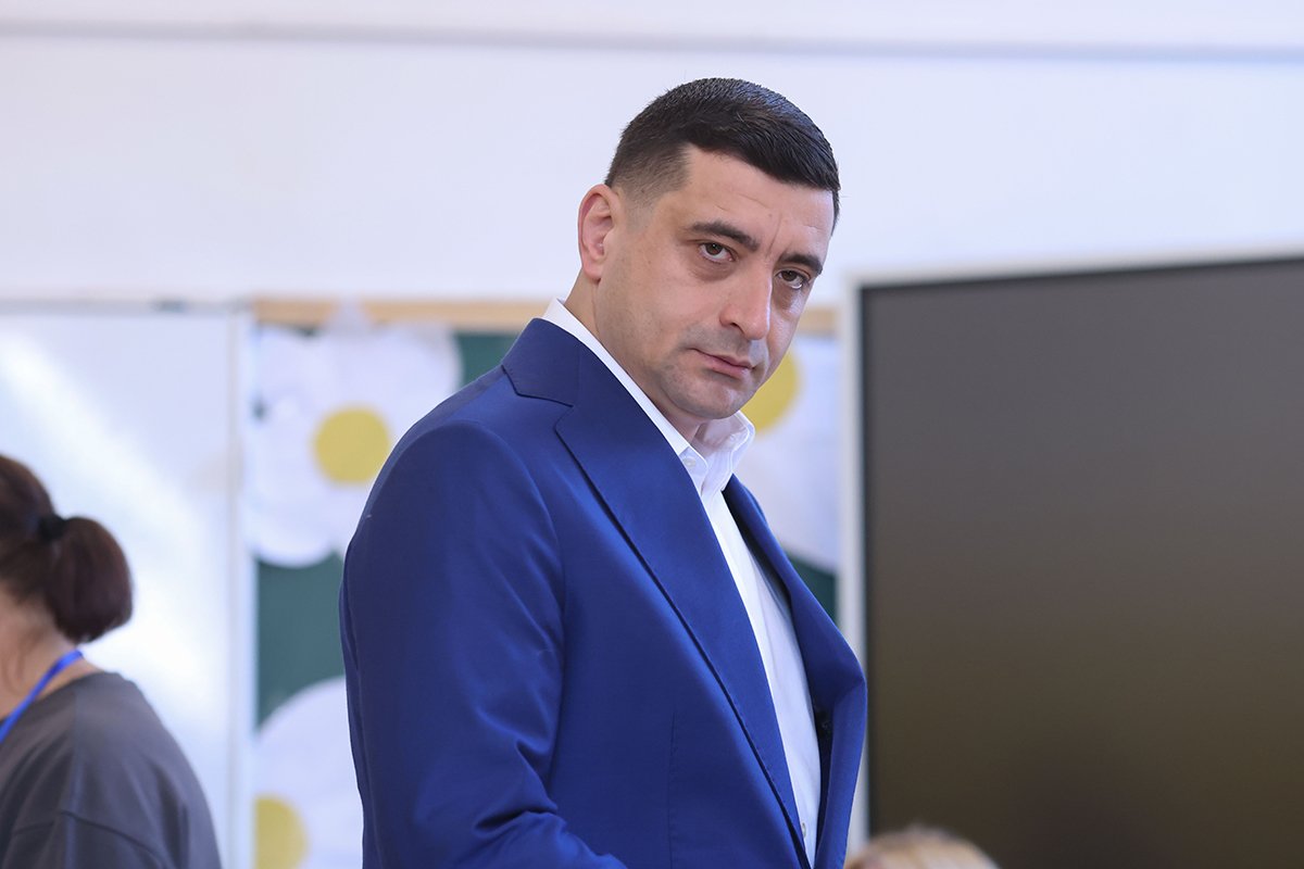 Mihai Polițeanu și George Simion într-un schimb tensionat la Ploiești: întrebări despre alianțe și discursurile politice Joi după-amiază, primăria din Ploiești a fost scena unui incident politic ce a atras atenția atât a localnicilor, cât și a reprezentanților mass-media