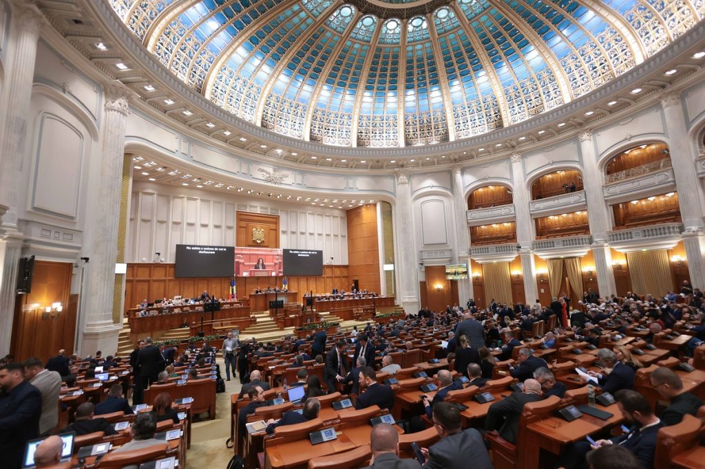 Startul sesiunii parlamentare: dezbateri esențiale și planuri concrete pentru legislatura 2025 Luni, Parlamentul României deschide oficial noua sesiune ordinară, marcând un moment important în viața politică a țării