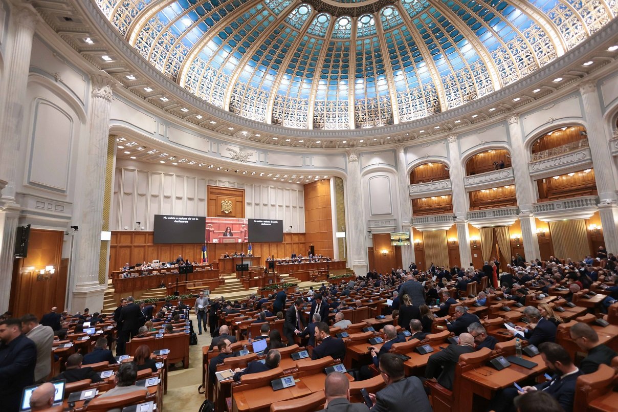 Startul sesiunii parlamentare: dezbateri esențiale și planuri concrete pentru legislatura 2025 Luni, Parlamentul României deschide oficial noua sesiune ordinară, marcând un moment important în viața politică a țării