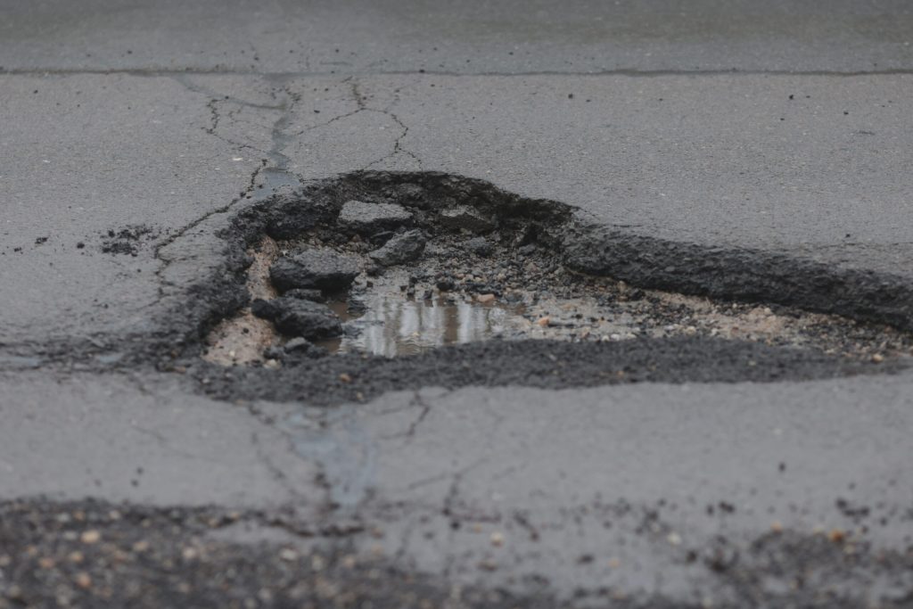 Gropile din asfalt, un nou coșmar pentru șoferii bucureșteni după valul de ninsori După ninsorile abundente din februarie, infrastructura rutieră a Capitalei pare să fi intersectat o perioadă de criză