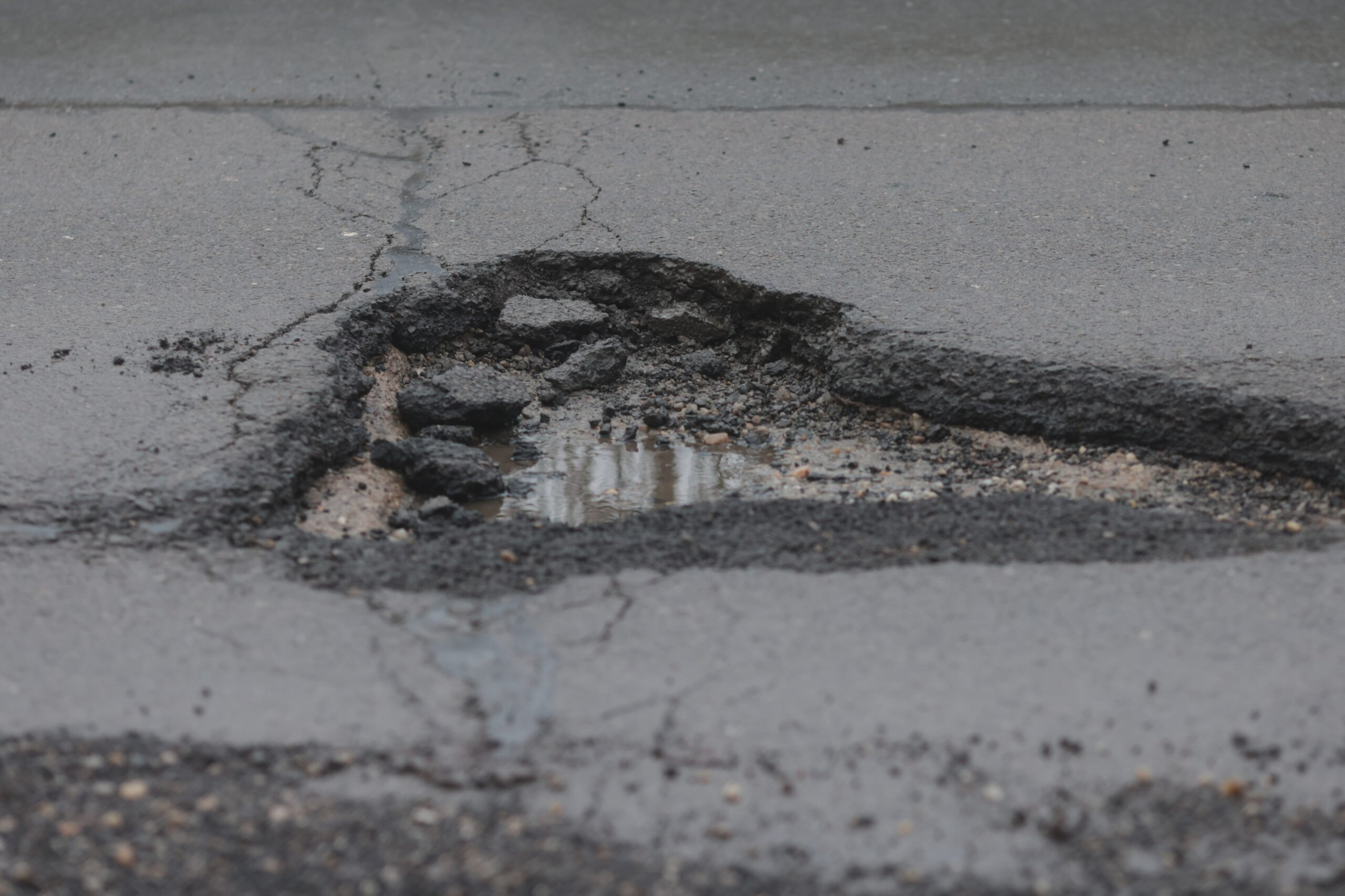 Gropile din asfalt, un nou coșmar pentru șoferii bucureșteni după valul de ninsori După ninsorile abundente din februarie, infrastructura rutieră a Capitalei pare să fi intersectat o perioadă de criză