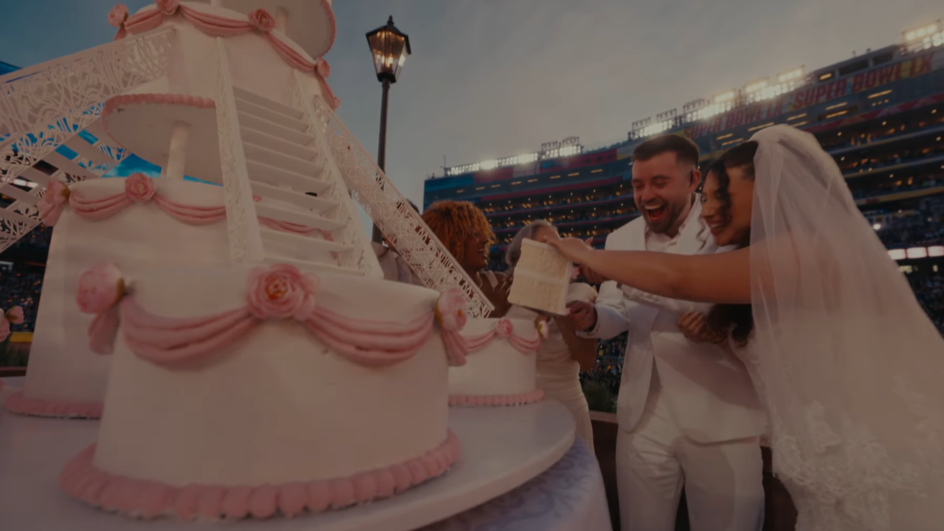 Bad Bunny transformă Super Bowl 2026 într-un moment unic: o nuntă reală pe scenă Bad Bunny a reușit să surprindă din nou publicul, de data aceasta pe scena Super Bowl, unde a încheiat spectaculos show-ul de jumătate de timp cu o nuntă reală