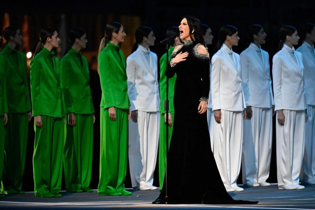 Ceremonie memorabilă la deschiderea Olimpiadelor de Iarnă de la Milano Cortina Ceremonia de deschidere a Olimpiadelor de Iarnă de la Milano Cortina a fost o adevărată festă a muzicii și culturii italiene, având loc sub privirile președintelui Sergio Mattarella