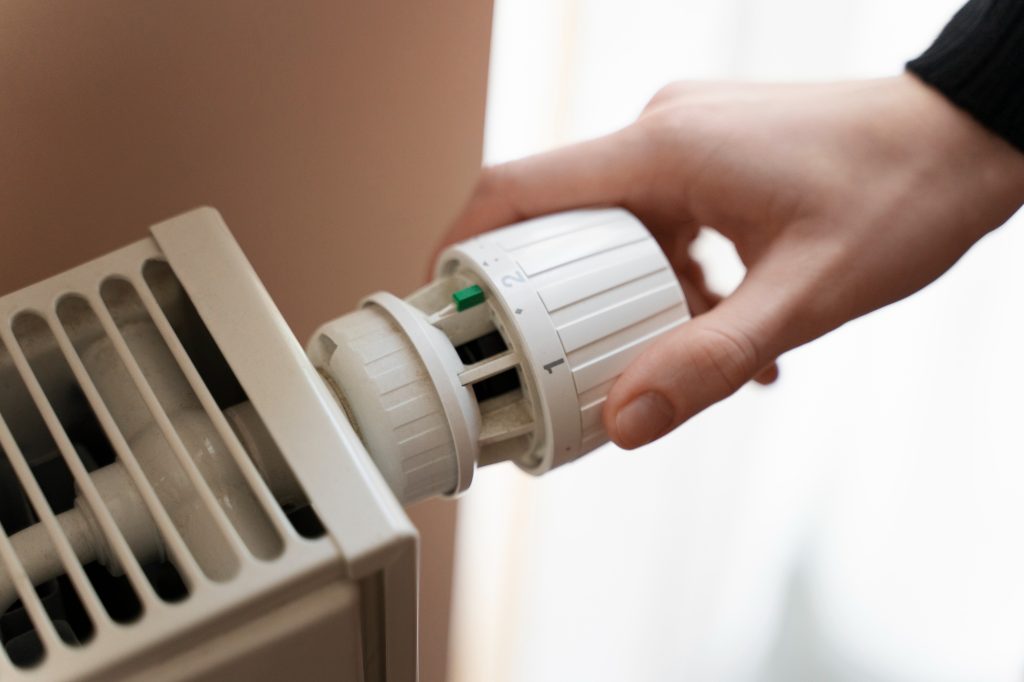 Situație critică în sistemul de termoficare din București: doar patru blocuri fără căldură, în timp ce alte 26 funcționează deficitar Bucureștiul se confruntă, din nou, cu probleme semnificative la nivelul sistemului de alimentare cu agent termic, afectând mii de locuințe