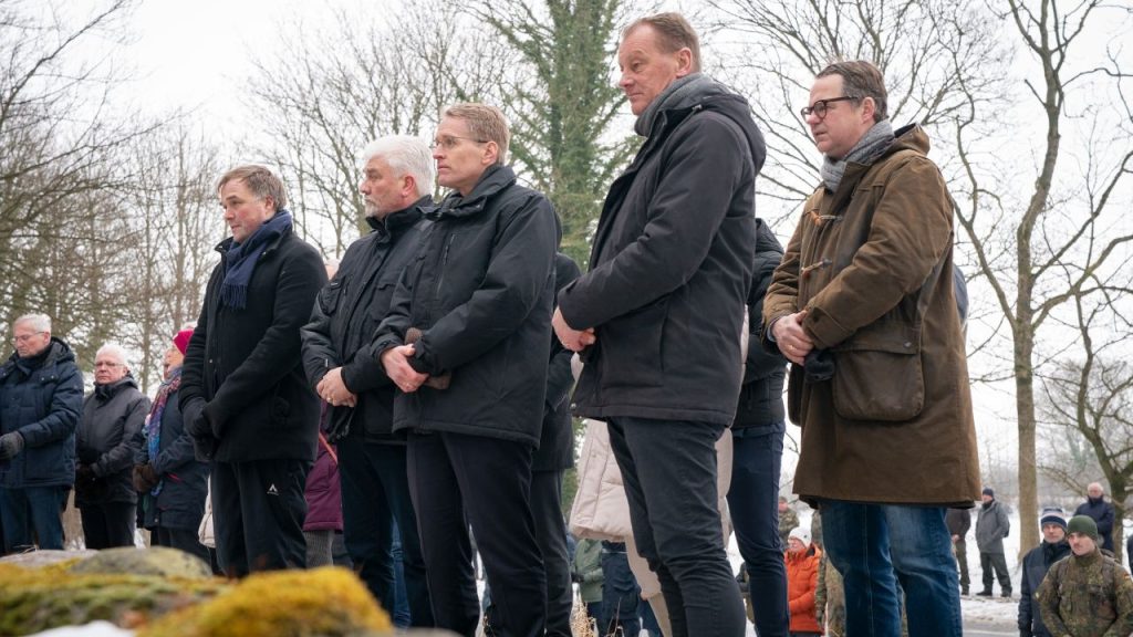 Ceremonie de comemorare a soldaților căzuți în Oeversee La Oeversee, un mic orășel din nordul Germaniei, a avut loc, în acest weekend, o ceremonie solemnă dedicată soldaților căzuți în timpul războiului din 1864, între Danemarca și Prusia