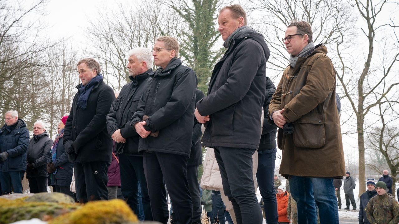 Ceremonie de comemorare a soldaților căzuți în Oeversee La Oeversee, un mic orășel din nordul Germaniei, a avut loc, în acest weekend, o ceremonie solemnă dedicată soldaților căzuți în timpul războiului din 1864, între Danemarca și Prusia