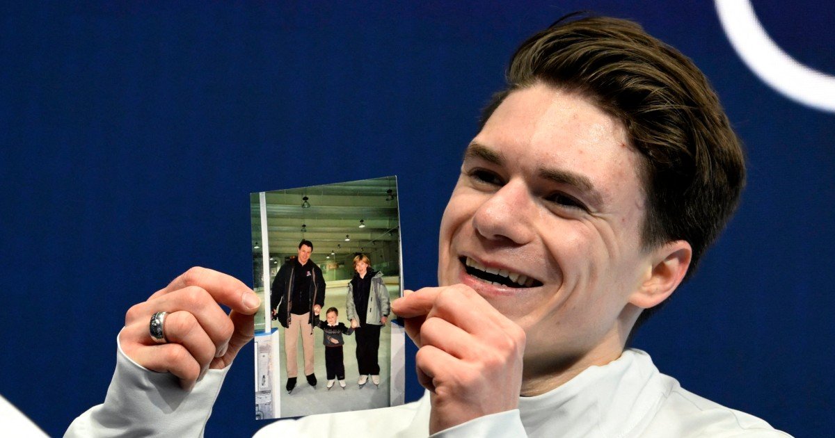 Maxim Naumov, triumf emoționant la Milano după pierderea părinților Maxim Naumov a trăit un moment de pură emoție marți seară, la Milano, după ce a realizat o performanță remarcabilă în cadrul programului scurt de la proba de patinaj artistic masculin