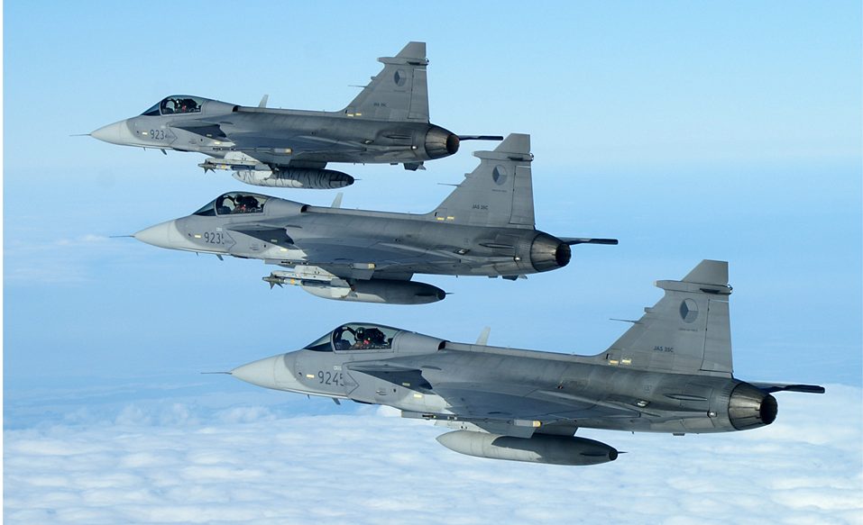 3_x_Saab_JAS-39_Gripen_of_the_Czech_Air_Force_in_flight_1-e1658935616512.jpg - JurnalUrban