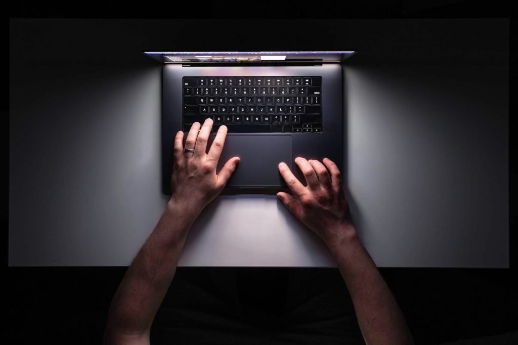 Sectorul IT al României contribuie semnificativ la economia națională, reprezentând peste 7% din Produsul Intern Brut (PIB), conform celor mai recente estimări ale Asociației Patronale a Industriei de Software și Servicii (ANIS)