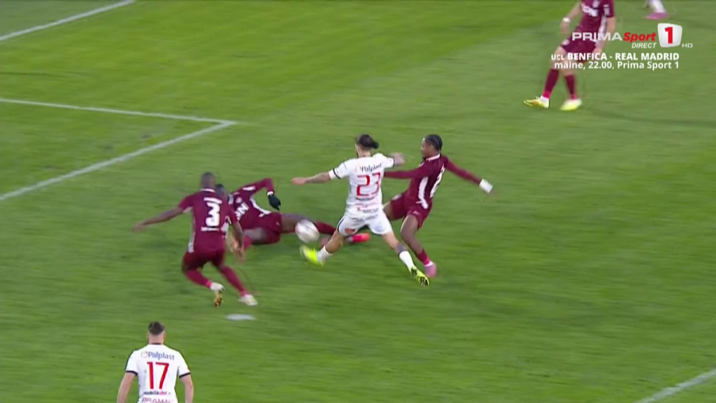 Penalty ratat și momente tensionate în Hermannstadt – CFR Cluj În cadrul penultimului meci al rundei cu numărul 27 din Superliga, Hermannstadt și CFR Cluj au terminat partida într-o remiză albă, 0-0, deși radiografia duelului a relevat momente dramatice, culminând cu o ratere de penalty de către gazde