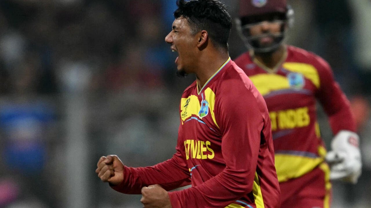 West Indies învinge Anglia cu un scor convingător în T20 West Indies a obținut o victorie strălucitoare împotriva Angliei, înregistrând un total de 196-6, datorită unei prestații excepționale a lui Sherfane Rutherford, care a încheiat partida cu un unbeaten 76