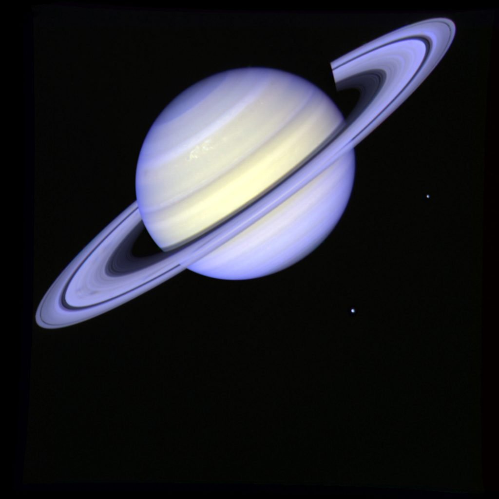 Titan, satelitul enigmatic al lui Saturn, ar fi putut fi derivat dintr-o coliziune catastrofală Când privim galaxiile și planetele din sistemul nostru solar, sateliții naturali care orbitează aceste corpuri cerești reprezintă întotdeauna un subiect plin de mister și fascinație