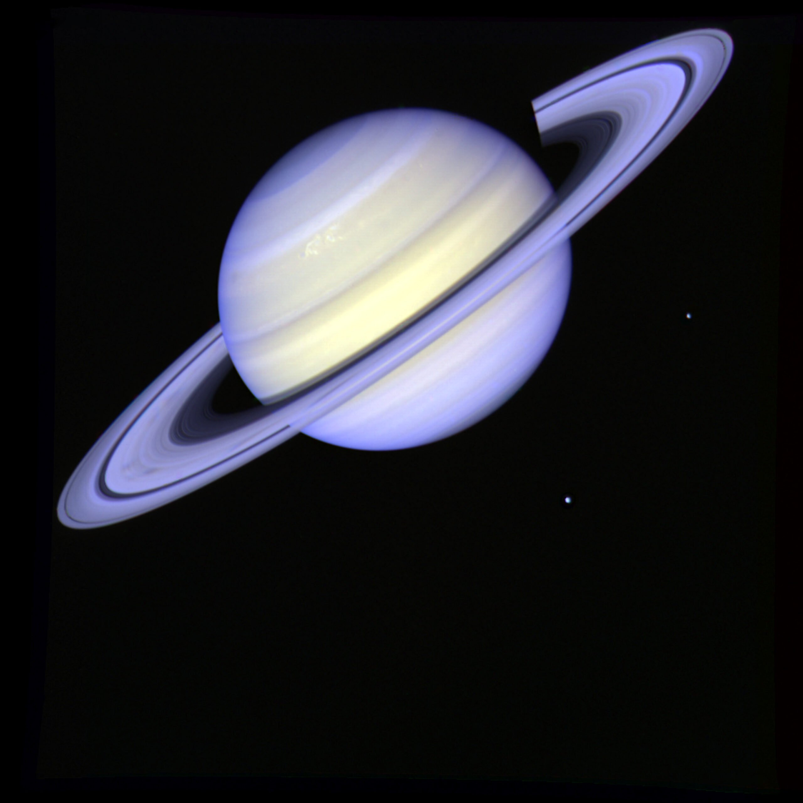 Titan, satelitul enigmatic al lui Saturn, ar fi putut fi derivat dintr-o coliziune catastrofală Când privim galaxiile și planetele din sistemul nostru solar, sateliții naturali care orbitează aceste corpuri cerești reprezintă întotdeauna un subiect plin de mister și fascinație