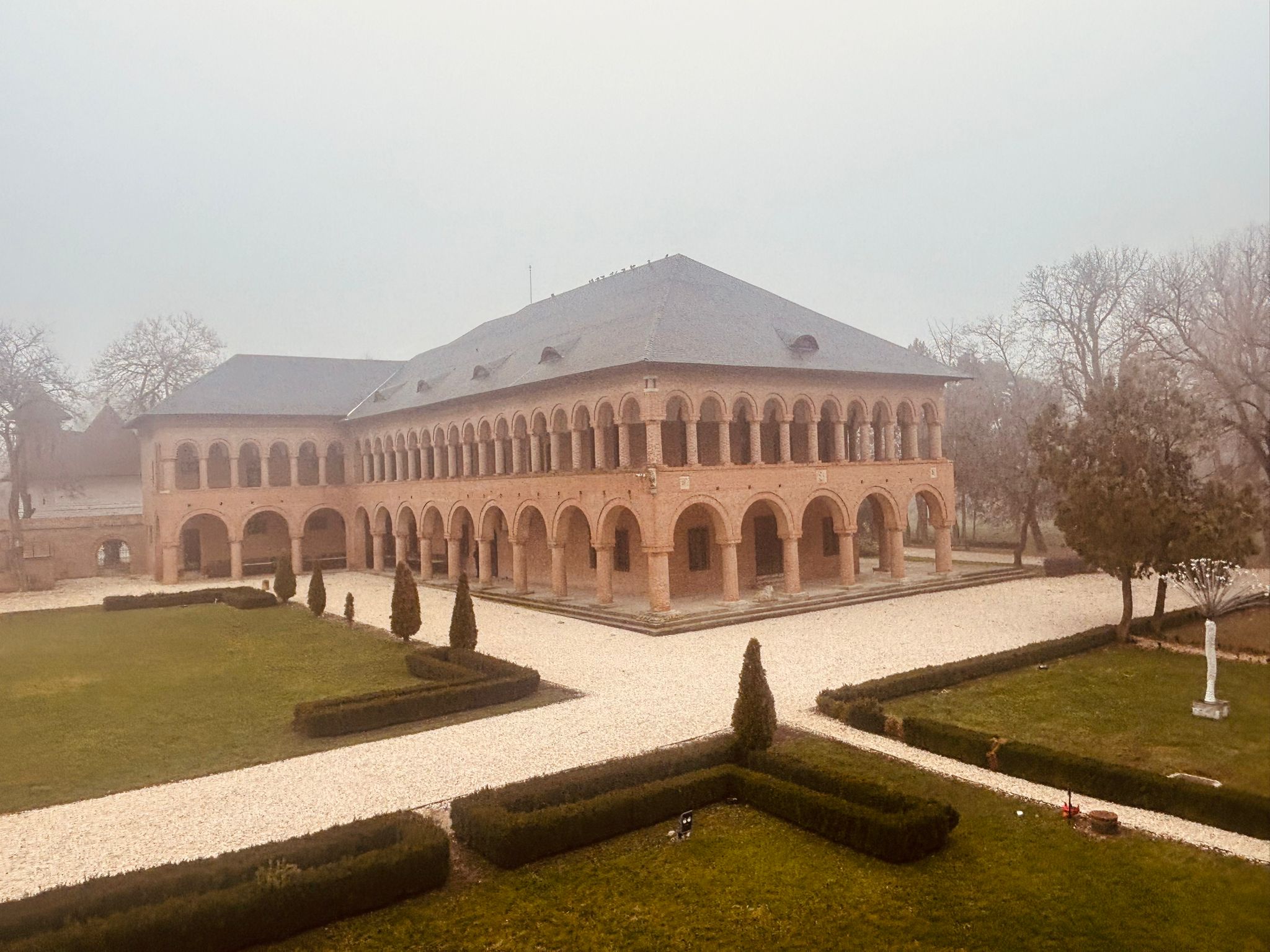 Palatele Brâncovenești devin, până la sfârșitul lunii februarie, un veritabil sanctuar al artei contemporane, prin găzduirea unei expoziții de pictură intitulate „Structuri vegetale”, semnată de artista Cristina Maria Lupescu