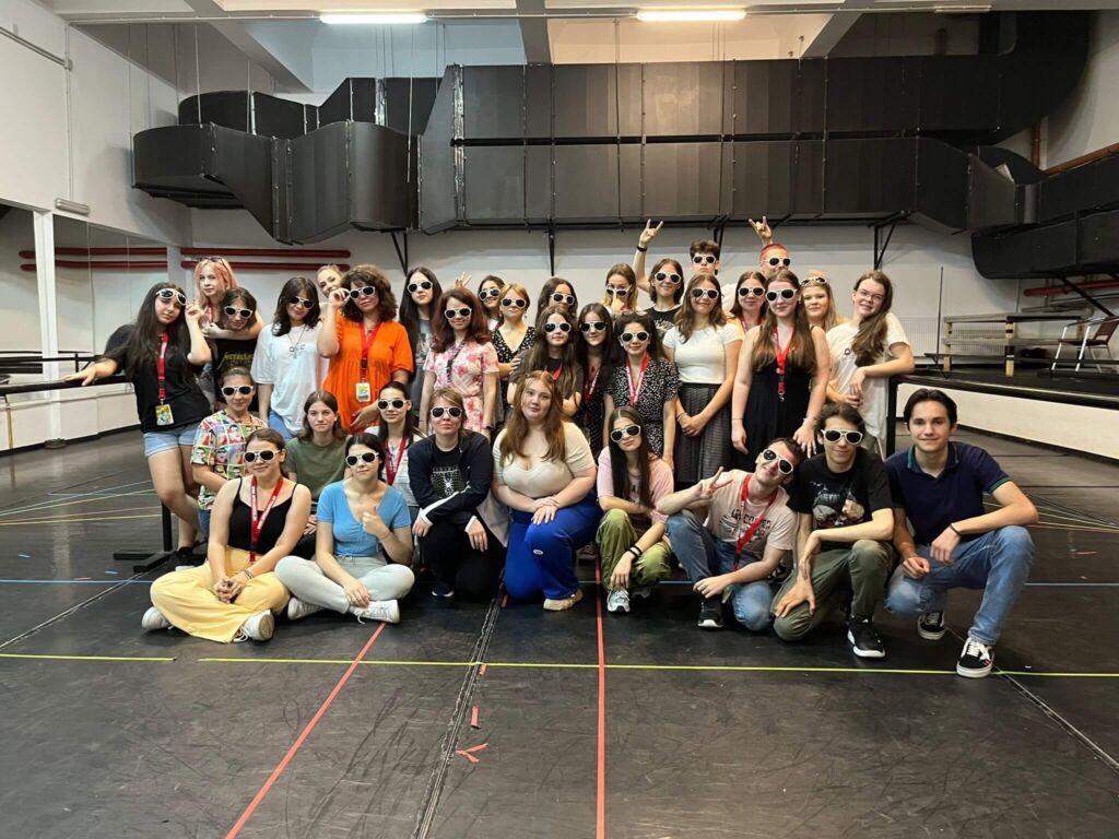 Opera Comică pentru Copii instruită și pregătită să ofere experiențe unice și activități de impact pentru publicul său divers, lansează o nouă oportunitate de implicare pentru tinerii entuziaști pasionați de artă și cultură