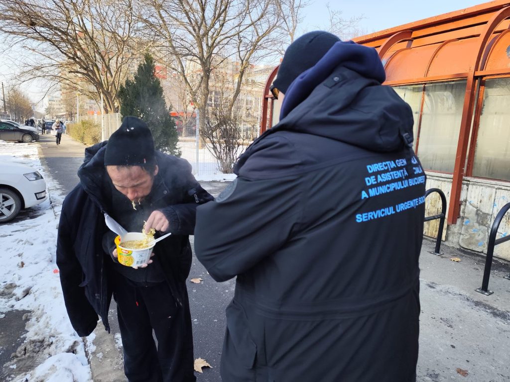 Bucureștiul în fața gerului cumplit: centrele de refugiu, sprijin pentru cei fără adăpost și recomandări pentru cetățeni Pe scena gerului extrem care a lovit Capitala, autoritățile locale și-au mobilizat eforturile pentru a oferi sprijin persoanelor vulnerabile
