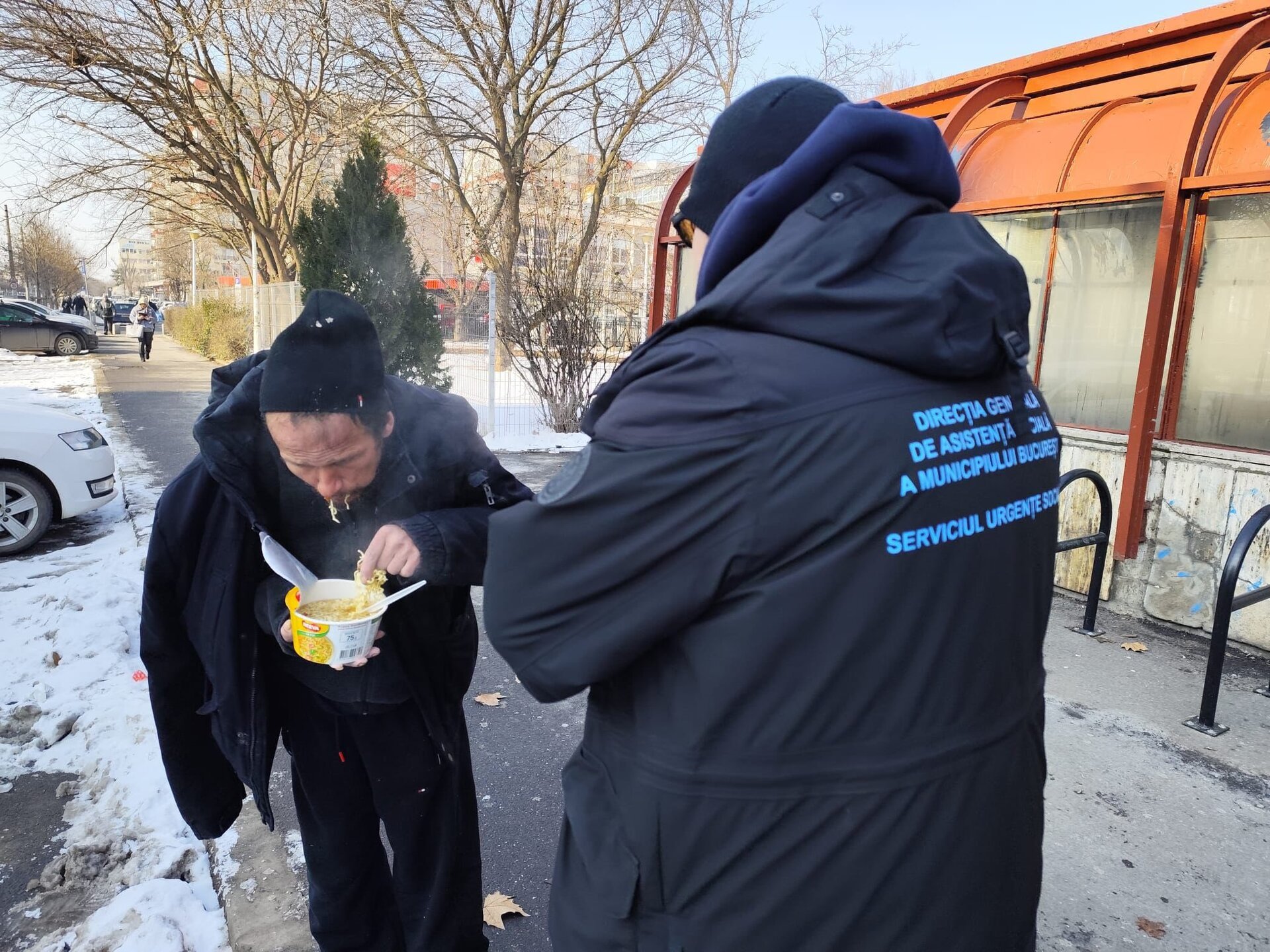 Bucureștiul în fața gerului cumplit: centrele de refugiu, sprijin pentru cei fără adăpost și recomandări pentru cetățeni Pe scena gerului extrem care a lovit Capitala, autoritățile locale și-au mobilizat eforturile pentru a oferi sprijin persoanelor vulnerabile