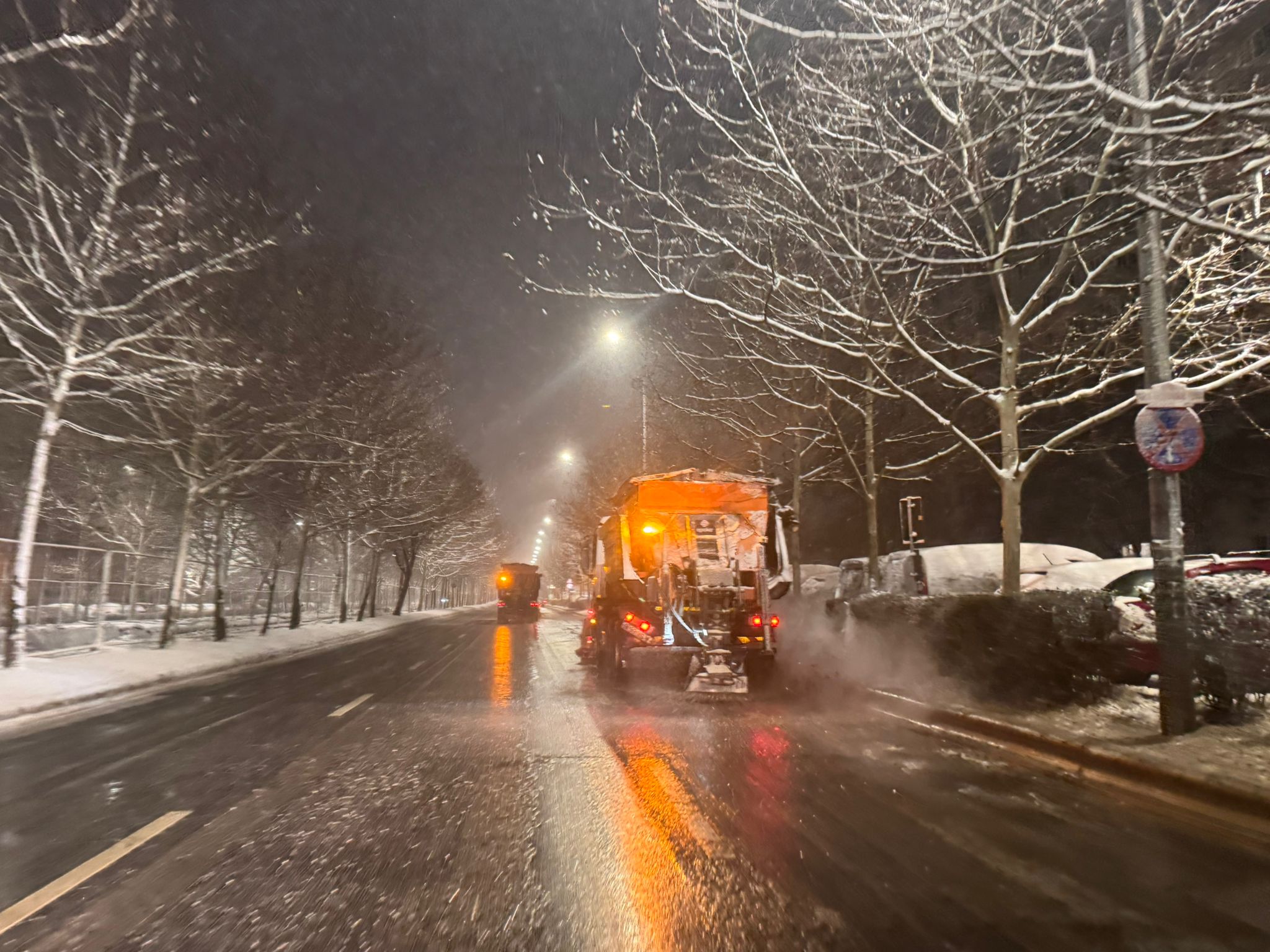 Capitolul București a fost mobilizat în totalitate pentru a face față ninsorii și temperaturilor extreme, iar eforturile autorităților din Capitală sunt vizibile atât pe străzile principale, cât și în zonele mai puțin tranzitate