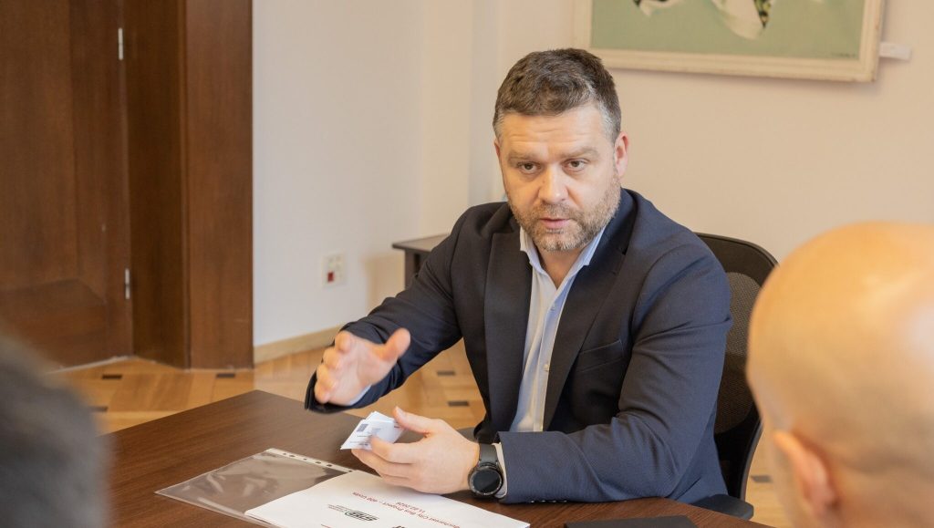 Primarul general al Capitalei, Ciprian Ciucu, a anunțat recent intenția sa de a realiza un „audit personal” la Societatea de Transport București (STB), compania care se confruntă cu o datorie uriașă de 1,6 miliarde de lei