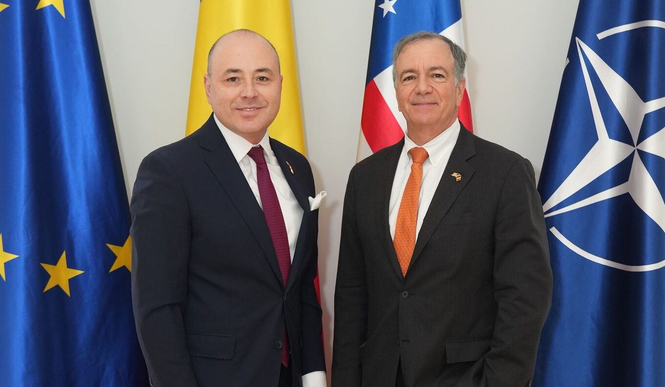 România și Statele Unite, consolidare strategică și angajament pentru rezultate concrete Relația bilaterală dintre România și Statele Unite a fost reafirmată recent ca fiind „solidă” și orientată spre rezultate concrete, în cadrul unei întâlniri care a avut loc la Washington între ambasadorul României în SUA, Andrei Muraru, și noul ambasador al Statelor Unite la București, Darryl Nirenberg