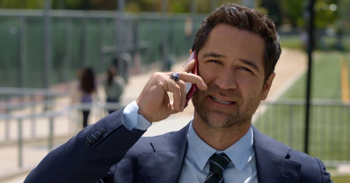 „The Lincoln Lawyer” și O Amintire Emoționantă Noua sezon a popularului serial „The Lincoln Lawyer” a fost lansat pe Netflix, dar atenția fanilor a fost deturnată de un detaliu surprinzător din cadrul episodului șase
