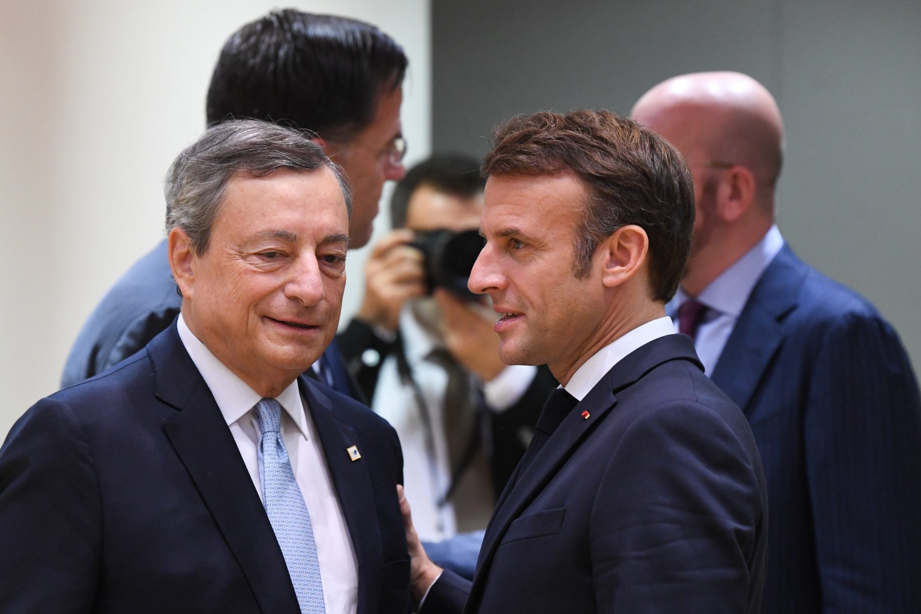Mario Draghi avertizează asupra deteriorării mediului economic european și subliniază necesitatea unor măsuri urgente pentru redresare Liderii europeni au fost convocați joi pentru a discuta multiplele provocări cu care se confruntă Uniunea Europeană în contextul economic actual, iar discursul fostului prim-ministru italian Mario Draghi a atras atenția asupra gravității situației și asupra necesității de a adopta măsuri rapide pentru redresare