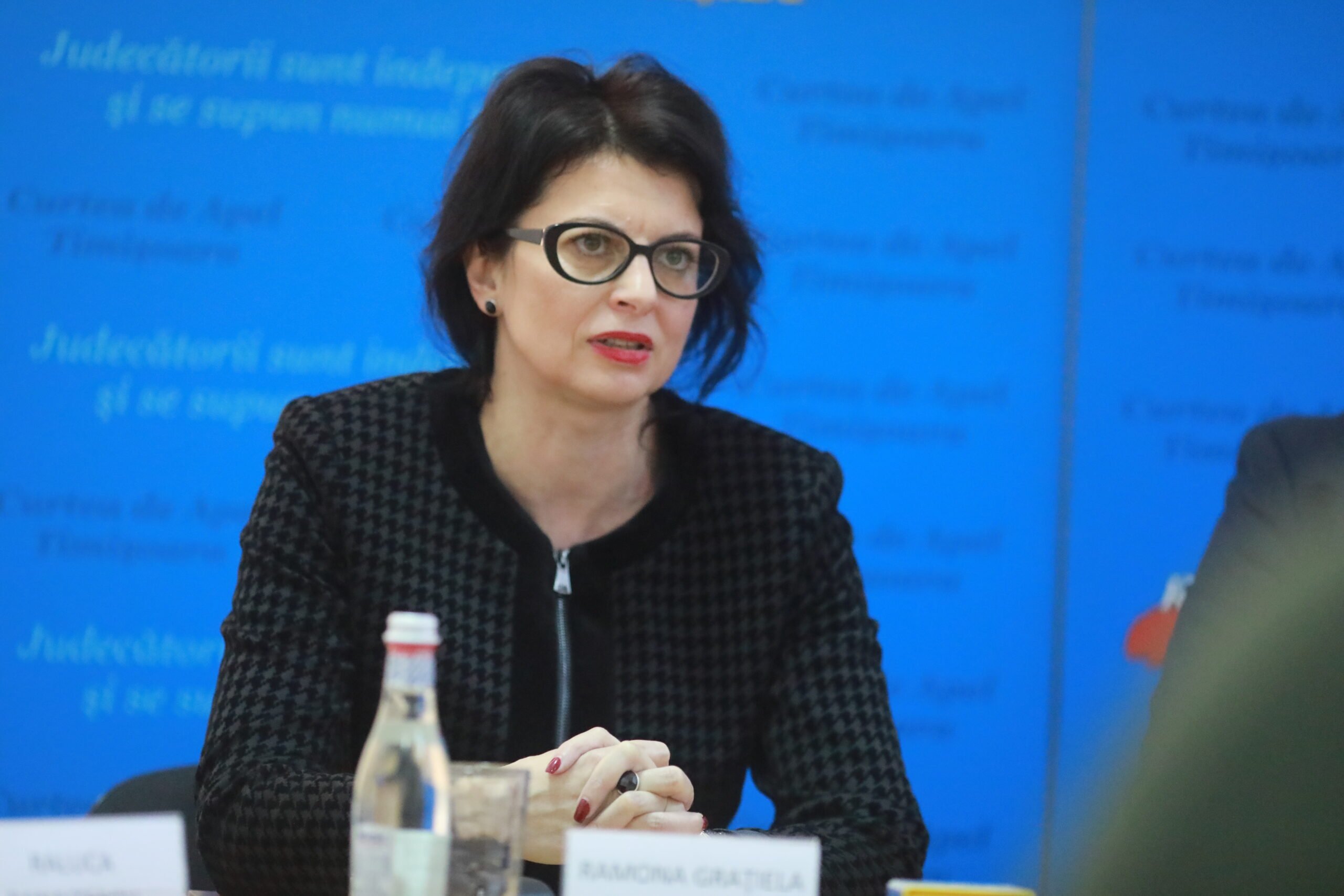 Raportul Inspecției Judiciare privind filmul ‘Justiție capturată’ – o evaluare clară, dar controversată Joi, în cadrul unei ședințe a Comisiei pentru judecători a Consiliului Superior al Magistraturii (CSM), a fost prezentat oficial raportul întocmit de Inspecția Judiciară în legătură cu documentarul Recorder, intitulat „Justiție capturată”