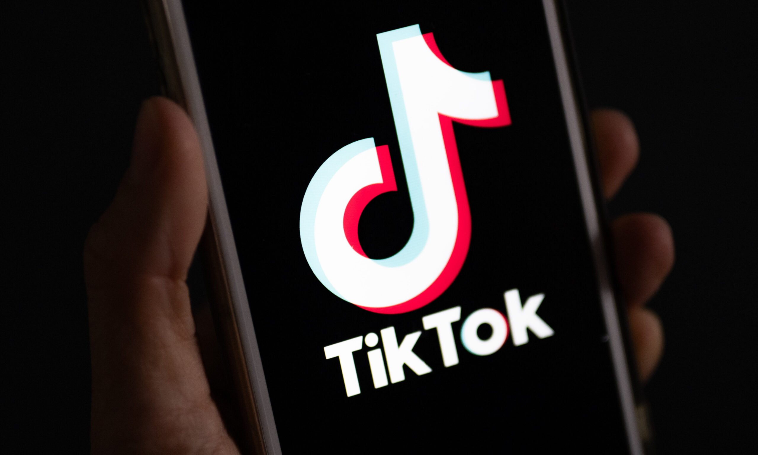 Albania renunță la interdicția asupra TikTok, după aproape un an de blocaj și dezbateri juridice Guvernul albanez a anunțat oficial decizia de a ridica restricțiile impuse platformei TikTok, o măsură care a fost în vigoare timp de aproape un an, după un incident grav care a zguduit societatea locală