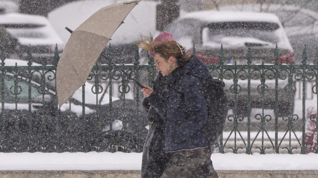 Autoritățile locale și serviciile de urgență din București și Ilfov sunt în alertă maximă în contextul avertizărilor meteo de cod portocaliu de ninsoare și viscol, emisă pentru zona Capitalei și județul vecin