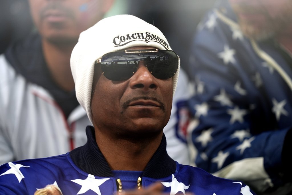 Ambasada Română din Statele Unite a reacționat cu entuziasm după ce celebrul rapper și figură publică internațională Snoop Dogg a fost surprins fluturând steagul tricolor românesc în timpul ceremoniilor de deschidere ale Jocurilor Olimpice de iarnă de la Milano Cortina
