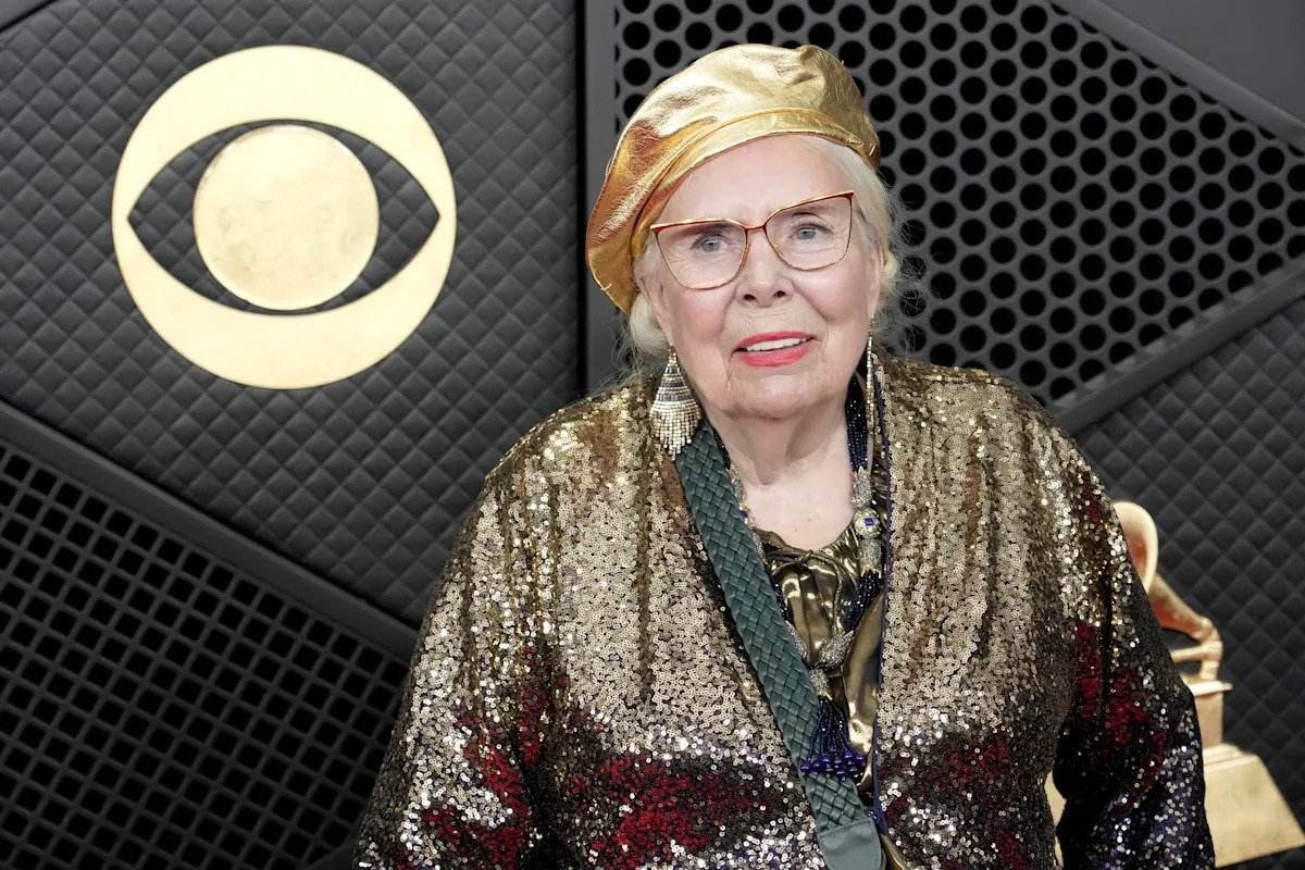 Joni Mitchell, 82 de ani, strălucește ca o legendă pe covorul roșu Grammy 2026