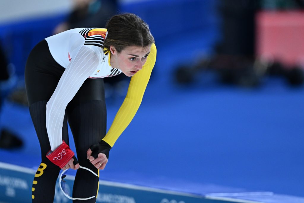 Jutta Leerdam își adjudecă aurul olimpic în stil mare Jutta Leerdam a reușit o performanță impresionantă la Jocurile Olimpice, câștigând medalia de aur la proba de 1000 de metri, cu un timp de 1:12.31, stabilind astfel un nou record olimpic